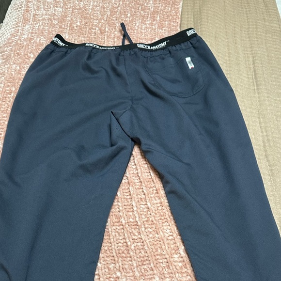 Greys anatomy scrub medium top AND joggers. - Picture 8 of 9